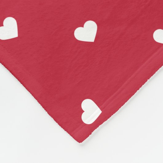 Weißes Herz auf Rot Fleecedecke (Ecke)