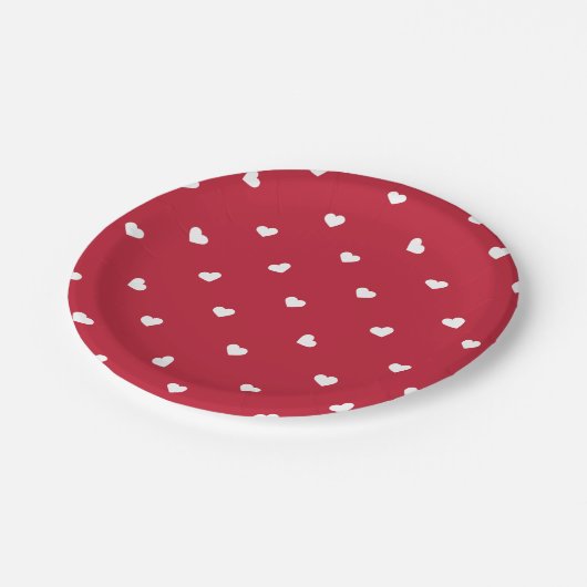 Weißes Herz auf Rot Pappteller (Schrägansicht)