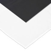 Weißes Herz in schwarz Tischdecke (Schrägansicht)