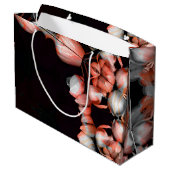 "Weißes Herz in Schwarz von der Sonne" Große Geschenktüte (Rückseite Schrägansicht)