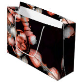 "Weißes Herz in Schwarz von der Sonne" Große Geschenktüte (Vorderseite Schrägansicht)