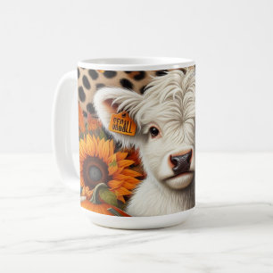 Weißes Highland-Kalb zwischen Kürbissen und Sonnen Kaffeetasse