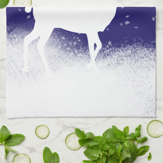 Weißes Hirsch im Schnee Geschirrtuch (Gefaltet)