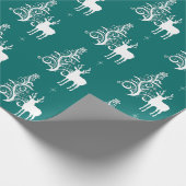Weißes Hirsch mit stilisierten Bäumen in Grün und Geschenkpapier (Ecke)