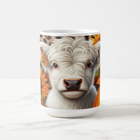 Weißes Hochland-Kalb unter Pumpkins und Sonnenblum Kaffeetasse (Mittel)