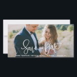 Weißes Hübsches Foto mit Buchstaben Save the Date<br><div class="desc">Eine elegante und moderne Save the Date-Fotokarte mit moderner Kalligraphie. Personalisieren Sie diese Save the Date Fotokarte,  indem Sie Ihr eigenes Foto und Ihre Daten hinzufügen. Ähnliche Artikel sind in meinem Shop erhältlich.</div>