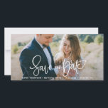 Weißes Hübsches Foto mit Buchstaben Save the Date<br><div class="desc">Eine elegante und moderne Save the Date-Fotokarte mit moderner Kalligraphie. Personalisieren Sie diese Save the Date Fotokarte,  indem Sie Ihr eigenes Foto und Ihre Daten hinzufügen. Ähnliche Artikel sind in meinem Shop erhältlich.</div>