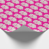 Weißes Hydrangea auf fett rosa Geschenkpapier (Ecke)