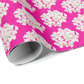 Weißes Hydrangea auf fett rosa Geschenkpapier (Rolleneckpunkt)