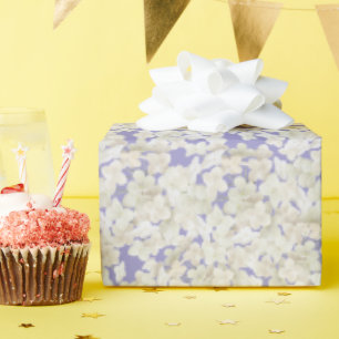 Weißes Hydrangea auf Pastel Lila Geschenkpapier
