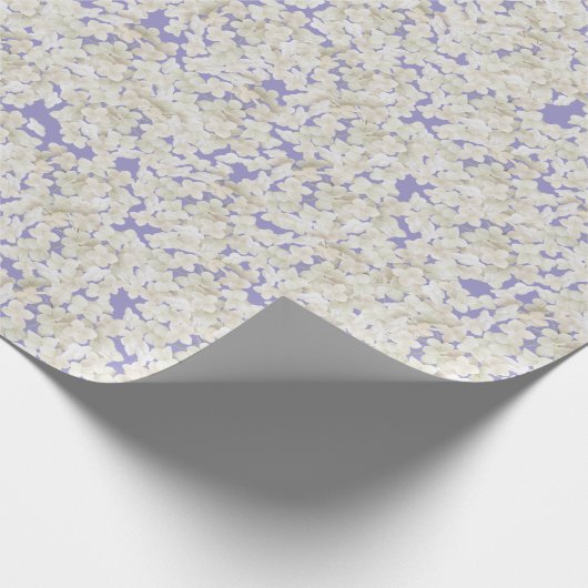 Weißes Hydrangea auf Pastel Lila Geschenkpapier (Ecke)