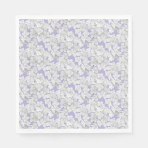 Weißes Hydrangea Blume Petals auf Lila Serviette