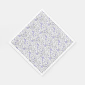 Weißes Hydrangea Blume Petals auf Lila Serviette (Ecke)