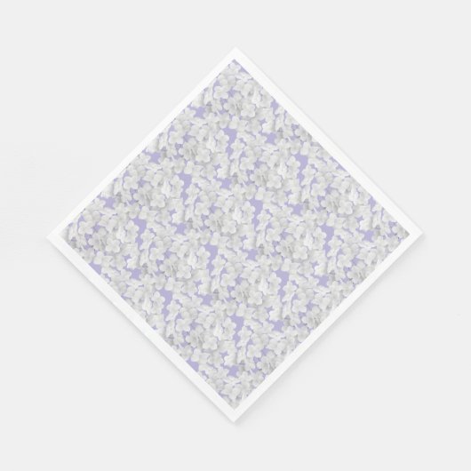 Weißes Hydrangea Blume Petals auf Lila Serviette (Ecke)
