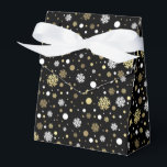 Weißes Imitat Gold Snowflakes Punkt auf Schwarz Geschenkschachtel<br><div class="desc">Zeitgenössisch weiß und gold aussehende Schneeflocken und Polka Punkte Muster auf schwarzem Hintergrund. Modernes,  aber schlichtes schlichtes skurriles Design,  um diese lustigen Geburtstage,  Überraschungen oder Weihnachtsgeschenke mit einzupacken. Verfügbar für Produkte wie Verpackungen und Papiertücher,  Geschenktafeln,  Taschen und Geschenktaschen,  Aufkleber und Bänder</div>