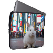 Weißes Kaninchen auf dem Times Square Laptopschutzhülle (Vorne Rechts)
