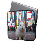 Weißes Kaninchen auf dem Times Square Laptopschutzhülle (Vorderseite Links)