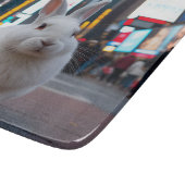 Weißes Kaninchen auf dem Times Square Schneidebrett (Ecke)