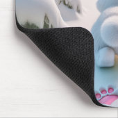 Weißes Kaninchen in einem Winterwald Mousepad (Ecke)