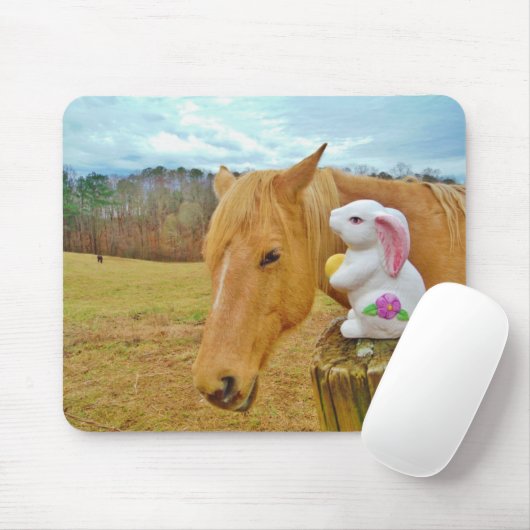 Weißes Kaninchen und blutgelbes Pferd Mousepad (Mit Mouse)