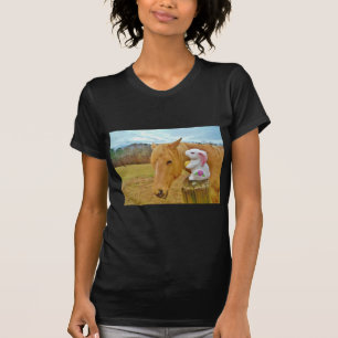 Weißes Kaninchen und blutgelbes Pferd T-Shirt