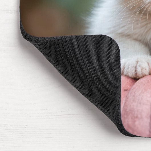 Weißes Kätzchen auf rosa Kürbis Mousepad (Ecke)