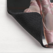 Weißes Kätzchen bindet einen Ballerinaschuh auf Mousepad (Ecke)