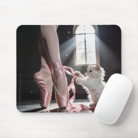 Weißes Kätzchen bindet einen Ballerinaschuh auf Mousepad (Mit Mouse)