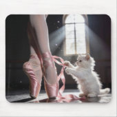 Weißes Kätzchen bindet einen Ballerinaschuh auf Mousepad (Vorne)