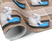 Weißes Kätzchen in blauer Farbe Geschenkpapier (Rolleneckpunkt)