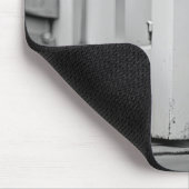 Weißes Kätzchen in der Tür Mousepad (Ecke)