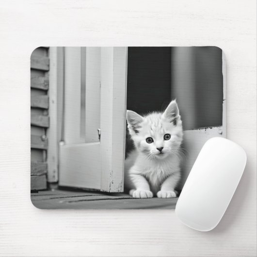 Weißes Kätzchen in der Tür Mousepad (Mit Mouse)