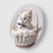Weißes Kätzchen in einem Korb Große Wanduhr (Winkel)
