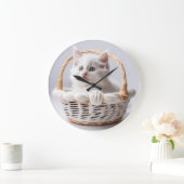 Weißes Kätzchen in einem Korb Große Wanduhr (Zuhause)