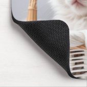 Weißes Kätzchen in einem Korb Mousepad (Ecke)