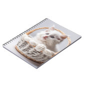 Weißes Kätzchen in einem Korb Notizblock (Linke Seite)