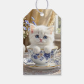 Weißes Kätzchen in einem Teacup Geschenkanhänger (Vorderseite)