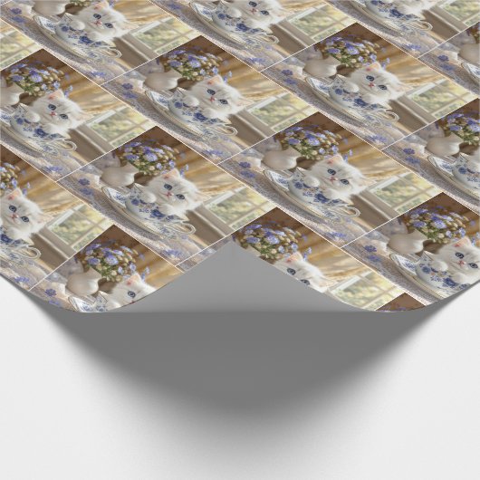Weißes Kätzchen in einem Teacup Geschenkpapier (Ecke)