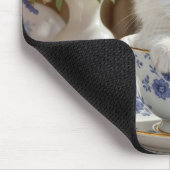 Weißes Kätzchen in einem Teacup Mousepad (Ecke)