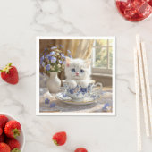 Weißes Kätzchen in einem Teacup Serviette (Beispiel)