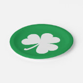 Weißes Kleeblatt zum irischen Grünen St. Patrick's Pappteller (Schrägansicht)