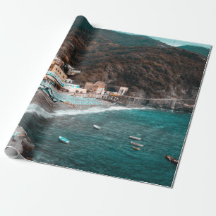 WEISSES KONKRETES GEBÄUDE IN DER NÄHE DES WASSERKÖ GESCHENKPAPIER