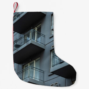 WEISSES KONKRETES GEBÄUDE MIT WEISSEN METALLSCHIE KLEINER WEIHNACHTSSTRUMPF