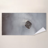 WEISSES, KONKRETES GEBÄUDE, UMGEBEN VON KLICKEN BADEHANDTUCH (Badehandtuch)