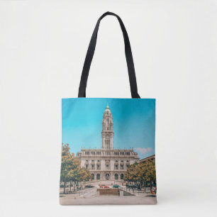 WEISSES KONKRETES GEBÄUDE UNTER BLAUEM HAUT AM TA TASCHE