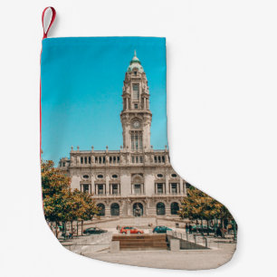 WEISSES KONKRETES GEBÄUDE UNTER BLAUEM HAUT AM TAG KLEINER WEIHNACHTSSTRUMPF