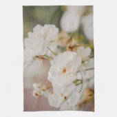 Weißes Korbin-Rose Botanisches Naturfotografie Geschirrtuch (Vertikal)
