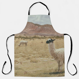 WEIßES LAMA AUF BRAUNEM GRAS SCHÜRZE