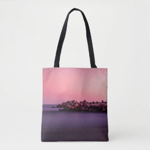 WEIßES LEUCHTTURM AN FELSIGER MEERESKÜSTE TASCHE