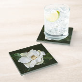 Weißes Magnolia Grüner Hintergrund Glasuntersetzer (Schrägansicht)